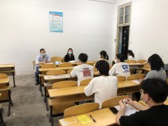 雷竞技举行师生座谈会