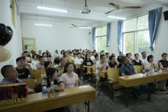 雷竞技召开新生家长见面会